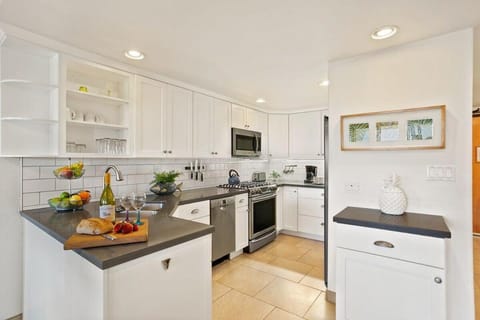 Kihei Akahi C302 · AKH C302 Spacious 2BD Condo w Ocean Breeze AC House in Wailea