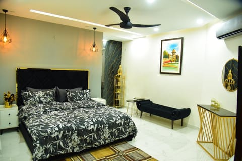 Bed, Photo of the whole room, Seating area, Bedroom, fireplace