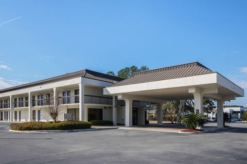 Property building, Facade/entrance, Day, On site, Time of day