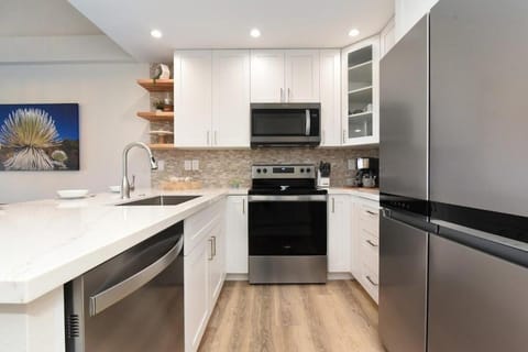 Maui Kamaole E202 · MKO E202 Remodeled 2BD Retreat wAC Pool Near House in Wailea