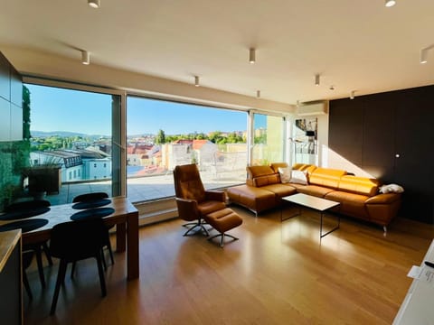 View (from property/room), Balcony/Terrace, Living room, Seating area, Dining area, City view