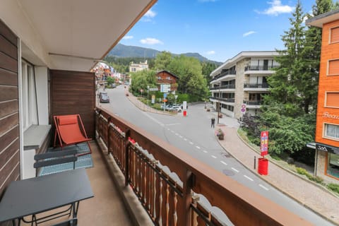 Property building, Neighbourhood, Balcony/Terrace