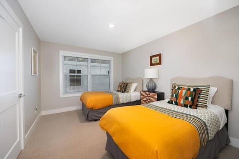 Hot Tub - Saugatuck - Douglas - Luxury Home Sleeps 8 House in Saugatuck