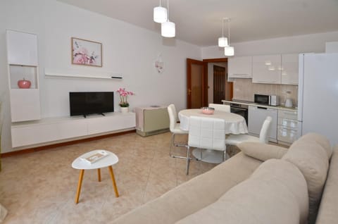 TV and multimedia, Kitchen or kitchenette, Dining area