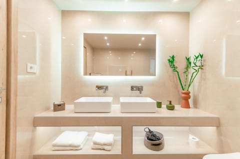 Bathroom, towels