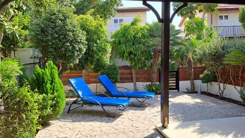 Patio, Garden, Garden view, sunbed