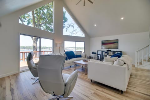 Boat Dock and Patio! Waterfront Hideaway in Grove House in Grove