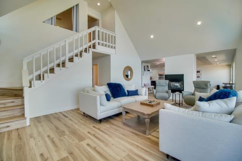 Boat Dock and Patio! Waterfront Hideaway in Grove House in Grove