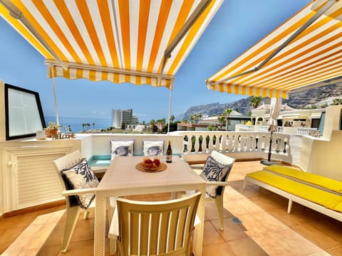 Natural landscape, View (from property/room), Balcony/Terrace, Dining area, Sea view, sunbed