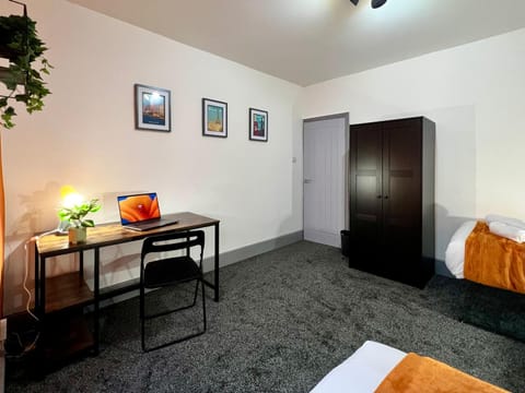 Photo of the whole room, Bedroom, wardrobe