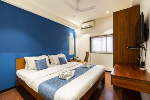 Bed, TV and multimedia, Living room, Photo of the whole room, Seating area, Bedroom, towels, wardrobe, air conditioner