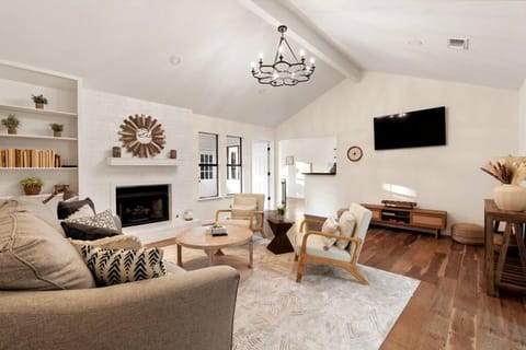 Charming & Bright W Lounging Pool and Hot Tub House in Round Rock