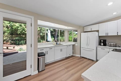 Kitchen or kitchenette, minibar, oven