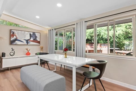 Living room, Seating area, Dining area