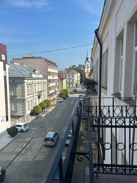 Property building, Day, Neighbourhood, City view, Street view, Location, Parking