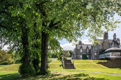 Property building, Facade/entrance, Day, Natural landscape, Garden, Garden view, Landmark view