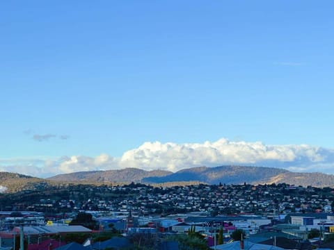 Fonton Blue Holiday Home close to City and Airport House in Glenorchy