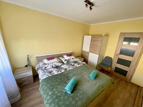 Bed, Bedroom, towels, wardrobe