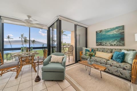 Kihei Surfside 306 · KSS 306 Updated BeachFront 1BD w Ocean View House in Wailea
