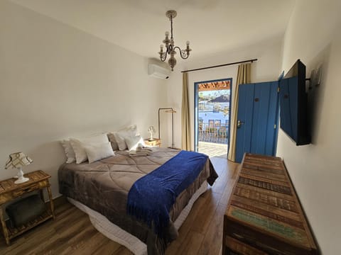 Bed, TV and multimedia, Bedroom