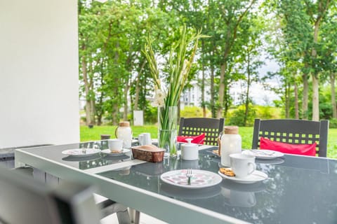 Garden, Food and drinks, Dining area, Garden view
