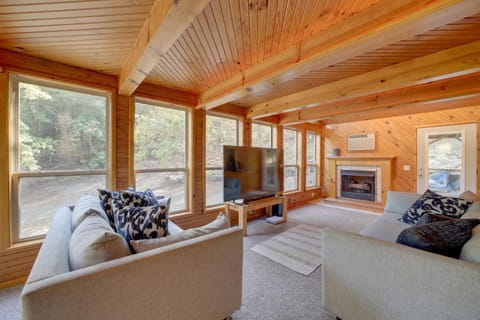 Lake Eufaula Retreat with Boat Slip and Fireplace! House in Eufaula