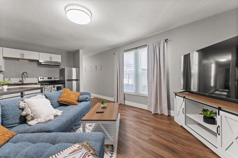 Communal lounge/ TV room, TV and multimedia, Living room, Seating area, Evening entertainment