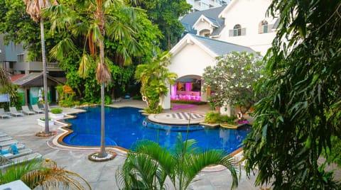 Property building, Day, Garden, Garden view, Pool view, Swimming pool, sunbed