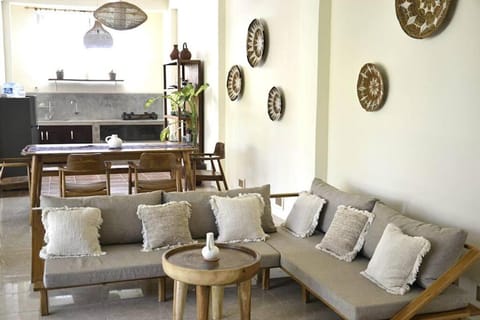 Communal lounge/ TV room, Kitchen or kitchenette, Living room, Seating area, stove