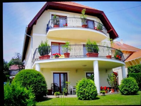 Property building, Day, Balcony/Terrace