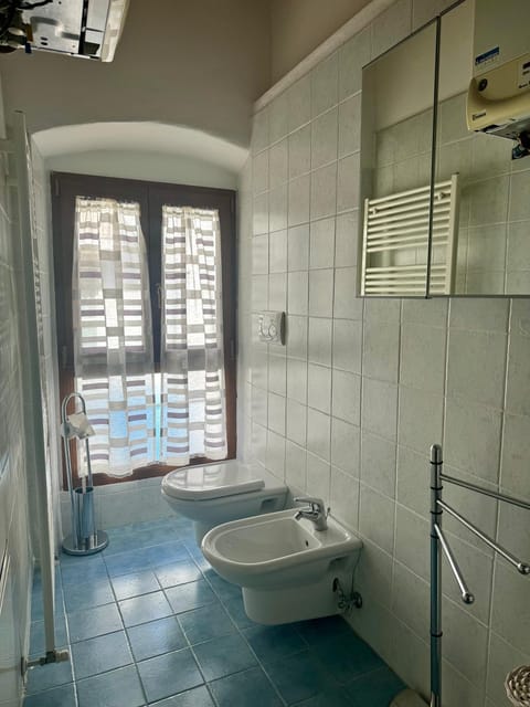 Toilet, bidet