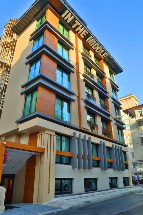 Property building, Day, Street view, Area and facilities, Location, Quiet street view