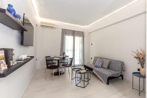 TV and multimedia, Living room, Seating area, Dining area