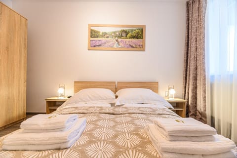 Bed, Bedroom, towels