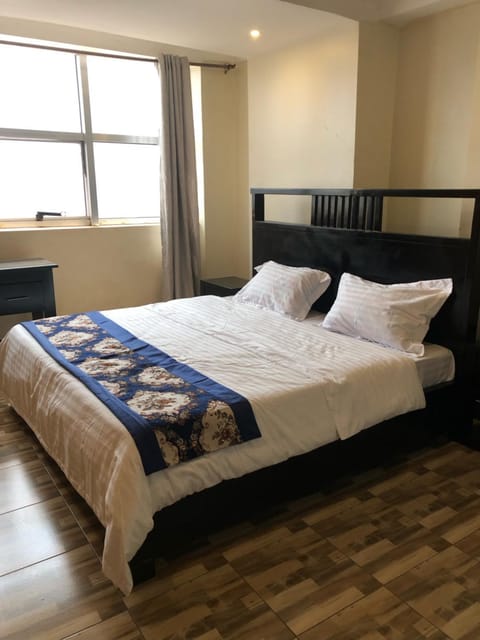 Bed, Bedroom, City view, Street view, towels