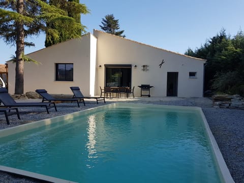 Property building, Patio, Day, Pool view, Swimming pool, sunbed