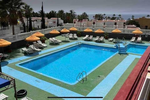 Swimming pool, sunbed