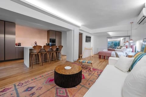 TV and multimedia, Kitchen or kitchenette, Living room, Seating area, Dining area