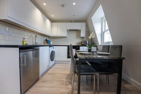Kitchen or kitchenette, Dining area, minibar, oven, pet friendly, stove, toaster, washing machine