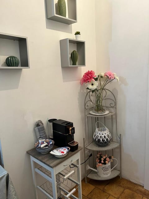 Kitchen or kitchenette, minibar