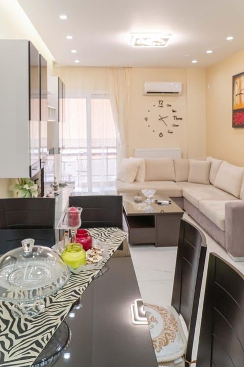 TV and multimedia, Living room, Seating area, Dining area, air conditioner