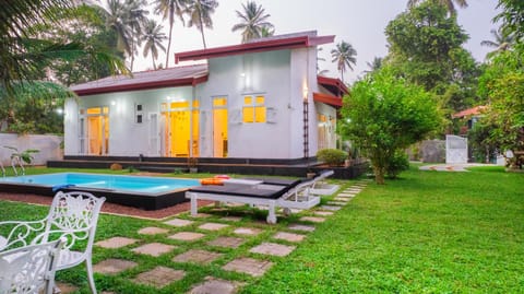Property building, Garden view, Pool view, Swimming pool