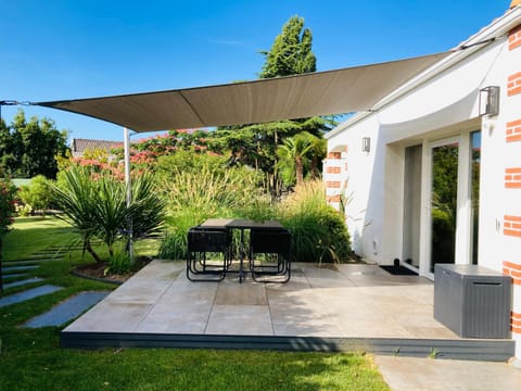 Patio, Facade/entrance, Garden, Balcony/Terrace