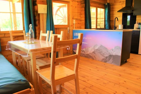 TV and multimedia, Kitchen or kitchenette, Living room, Seating area, Dining area