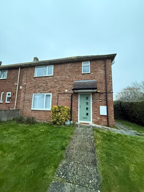 Contractor, families and bikes House in Huntingdonshire District