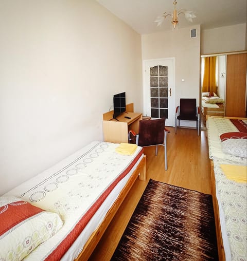 Bed, TV and multimedia, Photo of the whole room, Seating area, Evening entertainment, Bedroom, wardrobe