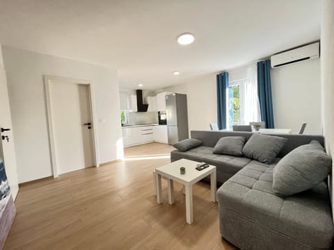 Living room, Seating area, air conditioner