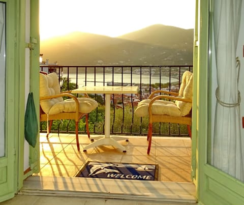 View (from property/room), Balcony/Terrace, Bedroom, Mountain view
