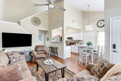 Pool and Lake Access Lovely Monkey Island Getaway House in Ozark Mountains