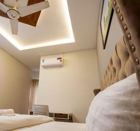 Bedroom, fireplace, air conditioner